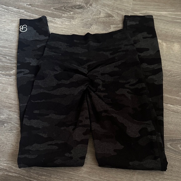 Bombshell Sportswear Pants - Bombshell Sportswear Girls' Black & Dark Gray Camo Leggings